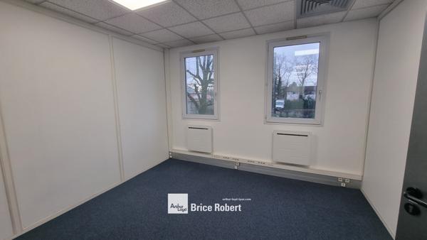 Bureaux à louer entièrement rénovés à Lyon dans parc tertiaire avec parking