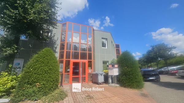 Bureaux à louer entièrement rénovés à Lyon dans parc tertiaire avec parking