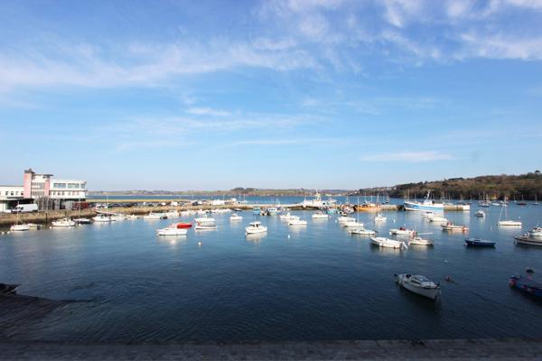UN TYPE 2 MEUBLÉ & SA VUE SUR LE PORT DU ROSMEUR. -