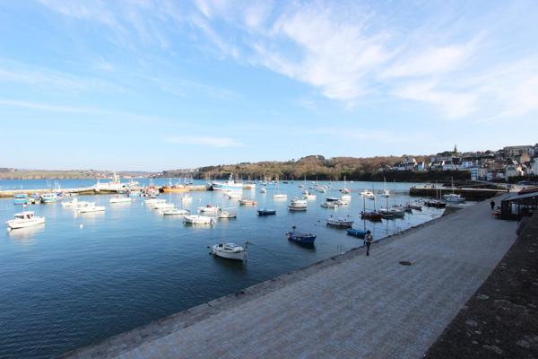 UN TYPE 2 MEUBLÉ & SA VUE SUR LE PORT DU ROSMEUR. -