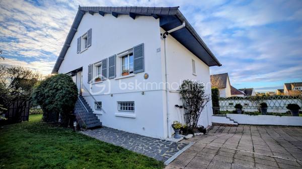 Je vous emmène à Giberville, dans un quartier résidentiel paisible, de ceux où l’on se sent bien dès les premiers pas.

Ici, le calme est réel, les commerces sont proches, et la vie s’organise sans contrainte.
Cette maison a vu le jour en 1972.
Mais elle n’est pas restée figée dans le temps.
Elle a évolué, été entretenue, améliorée avec soin, au fil des années et des familles qui l’ont habitée.
Aujourd’hui, elle propose 153 m² habitables, une maison saine, lumineuse, avec une superbe économie d'énergie, pensée pour durer

La superbe cuisine, entièrement refaite récemment, s’ouvre naturellement sur la terrasse plein Est.

On imagine les portes ouvertes aux beaux jours, les repas qui s’étirent, le jardin comme prolongement de la maison.
Le séjour, avec sa cheminée, profite d’une double exposition sud et ouest.
La lumière accompagne chaque moment de la journée et le grand balcon d’angle offre une vraie continuité entre intérieur et extérieur.

Les 3 chambres du rez-de-chaussée accueillent la vie de famille avec simplicité et confort, complétées par une salle de bain avec douche et baignoire, et des toilettes indépendantes.

De très belles chambres, aux surfaces généreuses : une de 22 m² habitables, une autre de 16 m², ainsi qu’un espace nuit supplémentaire, aujourd’hui ouvert, qui apporte une vraie fluidité et un sentiment d’espace. 
Une salle d'eau avec WC intégré est également présente.

Cet étage est parfaitement fonctionnel tel qu’il est.
Et pour ceux qui aiment anticiper l’avenir, les volumes permettent, sans contrainte, d’envisager une chambre supplémentaire ou une suite parentale, selon les projets et les envies .

Le sous-sol complet est un véritable atout.
On y trouve un très grand garage, capable d’accueillir plusieurs véhicules, mais aussi une buanderie, une cave, un atelier, et même une douche avec WC.
Un espace polyvalent, pratique, qui simplifie vraiment le quotidien .

Côté confort, la maison est particulièrement performante.
Très bien isolée, équipée d’une pompe à chaleur haut de gamme installée en 2020, elle affiche un DPE B, un niveau rare pour une maison de cette époque.

Ici, pas de gros travaux à prévoir.
Simplement remettre les murs à votre image, et éventuellement moderniser la salle de bain si elle ne correspond pas à vos goûts.

Cette maison n’est pas une maison que l’on visite à la va-vite.

C’est une maison que l’on ressent.
Une maison équilibrée, chaleureuse, prête à accueillir une nouvelle histoire… peut-être la vôtre ..
