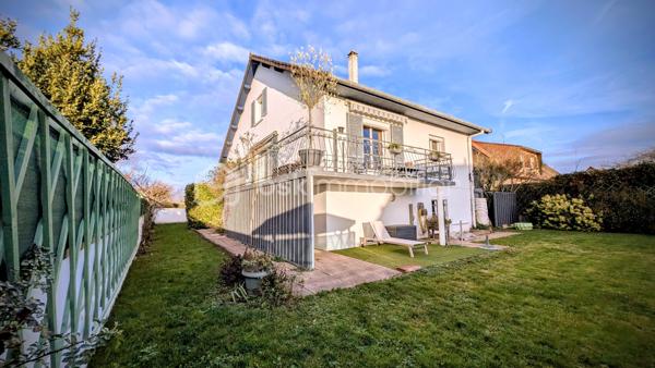 Je vous emmène à Giberville, dans un quartier résidentiel paisible, de ceux où l’on se sent bien dès les premiers pas.

Ici, le calme est réel, les commerces sont proches, et la vie s’organise sans contrainte.
Cette maison a vu le jour en 1972.
Mais elle n’est pas restée figée dans le temps.
Elle a évolué, été entretenue, améliorée avec soin, au fil des années et des familles qui l’ont habitée.
Aujourd’hui, elle propose 153 m² habitables, une maison saine, lumineuse, avec une superbe économie d'énergie, pensée pour durer

La superbe cuisine, entièrement refaite récemment, s’ouvre naturellement sur la terrasse plein Est.

On imagine les portes ouvertes aux beaux jours, les repas qui s’étirent, le jardin comme prolongement de la maison.
Le séjour, avec sa cheminée, profite d’une double exposition sud et ouest.
La lumière accompagne chaque moment de la journée et le grand balcon d’angle offre une vraie continuité entre intérieur et extérieur.

Les 3 chambres du rez-de-chaussée accueillent la vie de famille avec simplicité et confort, complétées par une salle de bain avec douche et baignoire, et des toilettes indépendantes.

De très belles chambres, aux surfaces généreuses : une de 22 m² habitables, une autre de 16 m², ainsi qu’un espace nuit supplémentaire, aujourd’hui ouvert, qui apporte une vraie fluidité et un sentiment d’espace. 
Une salle d'eau avec WC intégré est également présente.

Cet étage est parfaitement fonctionnel tel qu’il est.
Et pour ceux qui aiment anticiper l’avenir, les volumes permettent, sans contrainte, d’envisager une chambre supplémentaire ou une suite parentale, selon les projets et les envies .

Le sous-sol complet est un véritable atout.
On y trouve un très grand garage, capable d’accueillir plusieurs véhicules, mais aussi une buanderie, une cave, un atelier, et même une douche avec WC.
Un espace polyvalent, pratique, qui simplifie vraiment le quotidien .

Côté confort, la maison est particulièrement performante.
Très bien isolée, équipée d’une pompe à chaleur haut de gamme installée en 2020, elle affiche un DPE B, un niveau rare pour une maison de cette époque.

Ici, pas de gros travaux à prévoir.
Simplement remettre les murs à votre image, et éventuellement moderniser la salle de bain si elle ne correspond pas à vos goûts.

Cette maison n’est pas une maison que l’on visite à la va-vite.

C’est une maison que l’on ressent.
Une maison équilibrée, chaleureuse, prête à accueillir une nouvelle histoire… peut-être la vôtre ..