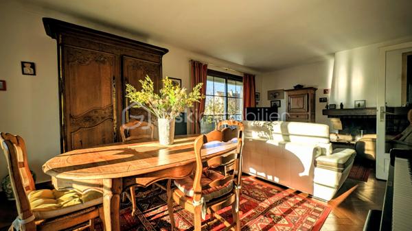 Je vous emmène à Giberville, dans un quartier résidentiel paisible, de ceux où l’on se sent bien dès les premiers pas.

Ici, le calme est réel, les commerces sont proches, et la vie s’organise sans contrainte.
Cette maison a vu le jour en 1972.
Mais elle n’est pas restée figée dans le temps.
Elle a évolué, été entretenue, améliorée avec soin, au fil des années et des familles qui l’ont habitée.
Aujourd’hui, elle propose 153 m² habitables, une maison saine, lumineuse, avec une superbe économie d'énergie, pensée pour durer

La superbe cuisine, entièrement refaite récemment, s’ouvre naturellement sur la terrasse plein Est.

On imagine les portes ouvertes aux beaux jours, les repas qui s’étirent, le jardin comme prolongement de la maison.
Le séjour, avec sa cheminée, profite d’une double exposition sud et ouest.
La lumière accompagne chaque moment de la journée et le grand balcon d’angle offre une vraie continuité entre intérieur et extérieur.

Les 3 chambres du rez-de-chaussée accueillent la vie de famille avec simplicité et confort, complétées par une salle de bain avec douche et baignoire, et des toilettes indépendantes.

De très belles chambres, aux surfaces généreuses : une de 22 m² habitables, une autre de 16 m², ainsi qu’un espace nuit supplémentaire, aujourd’hui ouvert, qui apporte une vraie fluidité et un sentiment d’espace. 
Une salle d'eau avec WC intégré est également présente.

Cet étage est parfaitement fonctionnel tel qu’il est.
Et pour ceux qui aiment anticiper l’avenir, les volumes permettent, sans contrainte, d’envisager une chambre supplémentaire ou une suite parentale, selon les projets et les envies .

Le sous-sol complet est un véritable atout.
On y trouve un très grand garage, capable d’accueillir plusieurs véhicules, mais aussi une buanderie, une cave, un atelier, et même une douche avec WC.
Un espace polyvalent, pratique, qui simplifie vraiment le quotidien .

Côté confort, la maison est particulièrement performante.
Très bien isolée, équipée d’une pompe à chaleur haut de gamme installée en 2020, elle affiche un DPE B, un niveau rare pour une maison de cette époque.

Ici, pas de gros travaux à prévoir.
Simplement remettre les murs à votre image, et éventuellement moderniser la salle de bain si elle ne correspond pas à vos goûts.

Cette maison n’est pas une maison que l’on visite à la va-vite.

C’est une maison que l’on ressent.
Une maison équilibrée, chaleureuse, prête à accueillir une nouvelle histoire… peut-être la vôtre ..