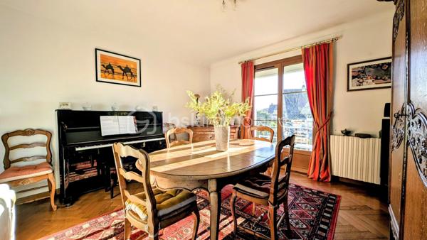 Je vous emmène à Giberville, dans un quartier résidentiel paisible, de ceux où l’on se sent bien dès les premiers pas.

Ici, le calme est réel, les commerces sont proches, et la vie s’organise sans contrainte.
Cette maison a vu le jour en 1972.
Mais elle n’est pas restée figée dans le temps.
Elle a évolué, été entretenue, améliorée avec soin, au fil des années et des familles qui l’ont habitée.
Aujourd’hui, elle propose 153 m² habitables, une maison saine, lumineuse, avec une superbe économie d'énergie, pensée pour durer

La superbe cuisine, entièrement refaite récemment, s’ouvre naturellement sur la terrasse plein Est.

On imagine les portes ouvertes aux beaux jours, les repas qui s’étirent, le jardin comme prolongement de la maison.
Le séjour, avec sa cheminée, profite d’une double exposition sud et ouest.
La lumière accompagne chaque moment de la journée et le grand balcon d’angle offre une vraie continuité entre intérieur et extérieur.

Les 3 chambres du rez-de-chaussée accueillent la vie de famille avec simplicité et confort, complétées par une salle de bain avec douche et baignoire, et des toilettes indépendantes.

De très belles chambres, aux surfaces généreuses : une de 22 m² habitables, une autre de 16 m², ainsi qu’un espace nuit supplémentaire, aujourd’hui ouvert, qui apporte une vraie fluidité et un sentiment d’espace. 
Une salle d'eau avec WC intégré est également présente.

Cet étage est parfaitement fonctionnel tel qu’il est.
Et pour ceux qui aiment anticiper l’avenir, les volumes permettent, sans contrainte, d’envisager une chambre supplémentaire ou une suite parentale, selon les projets et les envies .

Le sous-sol complet est un véritable atout.
On y trouve un très grand garage, capable d’accueillir plusieurs véhicules, mais aussi une buanderie, une cave, un atelier, et même une douche avec WC.
Un espace polyvalent, pratique, qui simplifie vraiment le quotidien .

Côté confort, la maison est particulièrement performante.
Très bien isolée, équipée d’une pompe à chaleur haut de gamme installée en 2020, elle affiche un DPE B, un niveau rare pour une maison de cette époque.

Ici, pas de gros travaux à prévoir.
Simplement remettre les murs à votre image, et éventuellement moderniser la salle de bain si elle ne correspond pas à vos goûts.

Cette maison n’est pas une maison que l’on visite à la va-vite.

C’est une maison que l’on ressent.
Une maison équilibrée, chaleureuse, prête à accueillir une nouvelle histoire… peut-être la vôtre ..