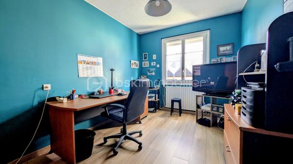Je vous emmène à Giberville, dans un quartier résidentiel paisible, de ceux où l’on se sent bien dès les premiers pas.

Ici, le calme est réel, les commerces sont proches, et la vie s’organise sans contrainte.
Cette maison a vu le jour en 1972.
Mais elle n’est pas restée figée dans le temps.
Elle a évolué, été entretenue, améliorée avec soin, au fil des années et des familles qui l’ont habitée.
Aujourd’hui, elle propose 153 m² habitables, une maison saine, lumineuse, avec une superbe économie d'énergie, pensée pour durer

La superbe cuisine, entièrement refaite récemment, s’ouvre naturellement sur la terrasse plein Est.

On imagine les portes ouvertes aux beaux jours, les repas qui s’étirent, le jardin comme prolongement de la maison.
Le séjour, avec sa cheminée, profite d’une double exposition sud et ouest.
La lumière accompagne chaque moment de la journée et le grand balcon d’angle offre une vraie continuité entre intérieur et extérieur.

Les 3 chambres du rez-de-chaussée accueillent la vie de famille avec simplicité et confort, complétées par une salle de bain avec douche et baignoire, et des toilettes indépendantes.

De très belles chambres, aux surfaces généreuses : une de 22 m² habitables, une autre de 16 m², ainsi qu’un espace nuit supplémentaire, aujourd’hui ouvert, qui apporte une vraie fluidité et un sentiment d’espace. 
Une salle d'eau avec WC intégré est également présente.

Cet étage est parfaitement fonctionnel tel qu’il est.
Et pour ceux qui aiment anticiper l’avenir, les volumes permettent, sans contrainte, d’envisager une chambre supplémentaire ou une suite parentale, selon les projets et les envies .

Le sous-sol complet est un véritable atout.
On y trouve un très grand garage, capable d’accueillir plusieurs véhicules, mais aussi une buanderie, une cave, un atelier, et même une douche avec WC.
Un espace polyvalent, pratique, qui simplifie vraiment le quotidien .

Côté confort, la maison est particulièrement performante.
Très bien isolée, équipée d’une pompe à chaleur haut de gamme installée en 2020, elle affiche un DPE B, un niveau rare pour une maison de cette époque.

Ici, pas de gros travaux à prévoir.
Simplement remettre les murs à votre image, et éventuellement moderniser la salle de bain si elle ne correspond pas à vos goûts.

Cette maison n’est pas une maison que l’on visite à la va-vite.

C’est une maison que l’on ressent.
Une maison équilibrée, chaleureuse, prête à accueillir une nouvelle histoire… peut-être la vôtre ..