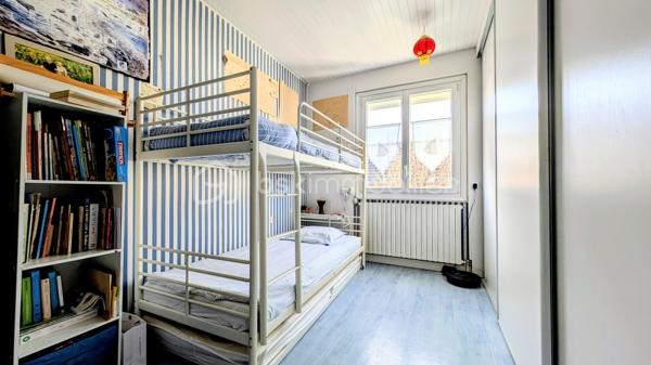 Je vous emmène à Giberville, dans un quartier résidentiel paisible, de ceux où l’on se sent bien dès les premiers pas.

Ici, le calme est réel, les commerces sont proches, et la vie s’organise sans contrainte.
Cette maison a vu le jour en 1972.
Mais elle n’est pas restée figée dans le temps.
Elle a évolué, été entretenue, améliorée avec soin, au fil des années et des familles qui l’ont habitée.
Aujourd’hui, elle propose 153 m² habitables, une maison saine, lumineuse, avec une superbe économie d'énergie, pensée pour durer

La superbe cuisine, entièrement refaite récemment, s’ouvre naturellement sur la terrasse plein Est.

On imagine les portes ouvertes aux beaux jours, les repas qui s’étirent, le jardin comme prolongement de la maison.
Le séjour, avec sa cheminée, profite d’une double exposition sud et ouest.
La lumière accompagne chaque moment de la journée et le grand balcon d’angle offre une vraie continuité entre intérieur et extérieur.

Les 3 chambres du rez-de-chaussée accueillent la vie de famille avec simplicité et confort, complétées par une salle de bain avec douche et baignoire, et des toilettes indépendantes.

De très belles chambres, aux surfaces généreuses : une de 22 m² habitables, une autre de 16 m², ainsi qu’un espace nuit supplémentaire, aujourd’hui ouvert, qui apporte une vraie fluidité et un sentiment d’espace. 
Une salle d'eau avec WC intégré est également présente.

Cet étage est parfaitement fonctionnel tel qu’il est.
Et pour ceux qui aiment anticiper l’avenir, les volumes permettent, sans contrainte, d’envisager une chambre supplémentaire ou une suite parentale, selon les projets et les envies .

Le sous-sol complet est un véritable atout.
On y trouve un très grand garage, capable d’accueillir plusieurs véhicules, mais aussi une buanderie, une cave, un atelier, et même une douche avec WC.
Un espace polyvalent, pratique, qui simplifie vraiment le quotidien .

Côté confort, la maison est particulièrement performante.
Très bien isolée, équipée d’une pompe à chaleur haut de gamme installée en 2020, elle affiche un DPE B, un niveau rare pour une maison de cette époque.

Ici, pas de gros travaux à prévoir.
Simplement remettre les murs à votre image, et éventuellement moderniser la salle de bain si elle ne correspond pas à vos goûts.

Cette maison n’est pas une maison que l’on visite à la va-vite.

C’est une maison que l’on ressent.
Une maison équilibrée, chaleureuse, prête à accueillir une nouvelle histoire… peut-être la vôtre ..
