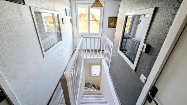 Je vous emmène à Giberville, dans un quartier résidentiel paisible, de ceux où l’on se sent bien dès les premiers pas.

Ici, le calme est réel, les commerces sont proches, et la vie s’organise sans contrainte.
Cette maison a vu le jour en 1972.
Mais elle n’est pas restée figée dans le temps.
Elle a évolué, été entretenue, améliorée avec soin, au fil des années et des familles qui l’ont habitée.
Aujourd’hui, elle propose 153 m² habitables, une maison saine, lumineuse, avec une superbe économie d'énergie, pensée pour durer

La superbe cuisine, entièrement refaite récemment, s’ouvre naturellement sur la terrasse plein Est.

On imagine les portes ouvertes aux beaux jours, les repas qui s’étirent, le jardin comme prolongement de la maison.
Le séjour, avec sa cheminée, profite d’une double exposition sud et ouest.
La lumière accompagne chaque moment de la journée et le grand balcon d’angle offre une vraie continuité entre intérieur et extérieur.

Les 3 chambres du rez-de-chaussée accueillent la vie de famille avec simplicité et confort, complétées par une salle de bain avec douche et baignoire, et des toilettes indépendantes.

De très belles chambres, aux surfaces généreuses : une de 22 m² habitables, une autre de 16 m², ainsi qu’un espace nuit supplémentaire, aujourd’hui ouvert, qui apporte une vraie fluidité et un sentiment d’espace. 
Une salle d'eau avec WC intégré est également présente.

Cet étage est parfaitement fonctionnel tel qu’il est.
Et pour ceux qui aiment anticiper l’avenir, les volumes permettent, sans contrainte, d’envisager une chambre supplémentaire ou une suite parentale, selon les projets et les envies .

Le sous-sol complet est un véritable atout.
On y trouve un très grand garage, capable d’accueillir plusieurs véhicules, mais aussi une buanderie, une cave, un atelier, et même une douche avec WC.
Un espace polyvalent, pratique, qui simplifie vraiment le quotidien .

Côté confort, la maison est particulièrement performante.
Très bien isolée, équipée d’une pompe à chaleur haut de gamme installée en 2020, elle affiche un DPE B, un niveau rare pour une maison de cette époque.

Ici, pas de gros travaux à prévoir.
Simplement remettre les murs à votre image, et éventuellement moderniser la salle de bain si elle ne correspond pas à vos goûts.

Cette maison n’est pas une maison que l’on visite à la va-vite.

C’est une maison que l’on ressent.
Une maison équilibrée, chaleureuse, prête à accueillir une nouvelle histoire… peut-être la vôtre ..