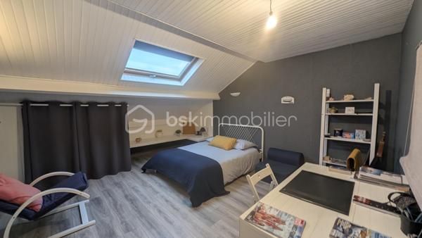 Je vous emmène à Giberville, dans un quartier résidentiel paisible, de ceux où l’on se sent bien dès les premiers pas.

Ici, le calme est réel, les commerces sont proches, et la vie s’organise sans contrainte.
Cette maison a vu le jour en 1972.
Mais elle n’est pas restée figée dans le temps.
Elle a évolué, été entretenue, améliorée avec soin, au fil des années et des familles qui l’ont habitée.
Aujourd’hui, elle propose 153 m² habitables, une maison saine, lumineuse, avec une superbe économie d'énergie, pensée pour durer

La superbe cuisine, entièrement refaite récemment, s’ouvre naturellement sur la terrasse plein Est.

On imagine les portes ouvertes aux beaux jours, les repas qui s’étirent, le jardin comme prolongement de la maison.
Le séjour, avec sa cheminée, profite d’une double exposition sud et ouest.
La lumière accompagne chaque moment de la journée et le grand balcon d’angle offre une vraie continuité entre intérieur et extérieur.

Les 3 chambres du rez-de-chaussée accueillent la vie de famille avec simplicité et confort, complétées par une salle de bain avec douche et baignoire, et des toilettes indépendantes.

De très belles chambres, aux surfaces généreuses : une de 22 m² habitables, une autre de 16 m², ainsi qu’un espace nuit supplémentaire, aujourd’hui ouvert, qui apporte une vraie fluidité et un sentiment d’espace. 
Une salle d'eau avec WC intégré est également présente.

Cet étage est parfaitement fonctionnel tel qu’il est.
Et pour ceux qui aiment anticiper l’avenir, les volumes permettent, sans contrainte, d’envisager une chambre supplémentaire ou une suite parentale, selon les projets et les envies .

Le sous-sol complet est un véritable atout.
On y trouve un très grand garage, capable d’accueillir plusieurs véhicules, mais aussi une buanderie, une cave, un atelier, et même une douche avec WC.
Un espace polyvalent, pratique, qui simplifie vraiment le quotidien .

Côté confort, la maison est particulièrement performante.
Très bien isolée, équipée d’une pompe à chaleur haut de gamme installée en 2020, elle affiche un DPE B, un niveau rare pour une maison de cette époque.

Ici, pas de gros travaux à prévoir.
Simplement remettre les murs à votre image, et éventuellement moderniser la salle de bain si elle ne correspond pas à vos goûts.

Cette maison n’est pas une maison que l’on visite à la va-vite.

C’est une maison que l’on ressent.
Une maison équilibrée, chaleureuse, prête à accueillir une nouvelle histoire… peut-être la vôtre ..