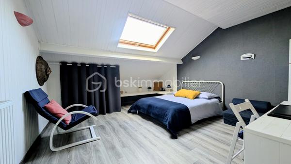 Je vous emmène à Giberville, dans un quartier résidentiel paisible, de ceux où l’on se sent bien dès les premiers pas.

Ici, le calme est réel, les commerces sont proches, et la vie s’organise sans contrainte.
Cette maison a vu le jour en 1972.
Mais elle n’est pas restée figée dans le temps.
Elle a évolué, été entretenue, améliorée avec soin, au fil des années et des familles qui l’ont habitée.
Aujourd’hui, elle propose 153 m² habitables, une maison saine, lumineuse, avec une superbe économie d'énergie, pensée pour durer

La superbe cuisine, entièrement refaite récemment, s’ouvre naturellement sur la terrasse plein Est.

On imagine les portes ouvertes aux beaux jours, les repas qui s’étirent, le jardin comme prolongement de la maison.
Le séjour, avec sa cheminée, profite d’une double exposition sud et ouest.
La lumière accompagne chaque moment de la journée et le grand balcon d’angle offre une vraie continuité entre intérieur et extérieur.

Les 3 chambres du rez-de-chaussée accueillent la vie de famille avec simplicité et confort, complétées par une salle de bain avec douche et baignoire, et des toilettes indépendantes.

De très belles chambres, aux surfaces généreuses : une de 22 m² habitables, une autre de 16 m², ainsi qu’un espace nuit supplémentaire, aujourd’hui ouvert, qui apporte une vraie fluidité et un sentiment d’espace. 
Une salle d'eau avec WC intégré est également présente.

Cet étage est parfaitement fonctionnel tel qu’il est.
Et pour ceux qui aiment anticiper l’avenir, les volumes permettent, sans contrainte, d’envisager une chambre supplémentaire ou une suite parentale, selon les projets et les envies .

Le sous-sol complet est un véritable atout.
On y trouve un très grand garage, capable d’accueillir plusieurs véhicules, mais aussi une buanderie, une cave, un atelier, et même une douche avec WC.
Un espace polyvalent, pratique, qui simplifie vraiment le quotidien .

Côté confort, la maison est particulièrement performante.
Très bien isolée, équipée d’une pompe à chaleur haut de gamme installée en 2020, elle affiche un DPE B, un niveau rare pour une maison de cette époque.

Ici, pas de gros travaux à prévoir.
Simplement remettre les murs à votre image, et éventuellement moderniser la salle de bain si elle ne correspond pas à vos goûts.

Cette maison n’est pas une maison que l’on visite à la va-vite.

C’est une maison que l’on ressent.
Une maison équilibrée, chaleureuse, prête à accueillir une nouvelle histoire… peut-être la vôtre ..