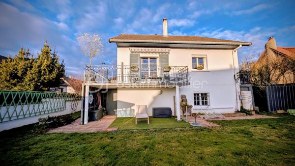 Je vous emmène à Giberville, dans un quartier résidentiel paisible, de ceux où l’on se sent bien dès les premiers pas.

Ici, le calme est réel, les commerces sont proches, et la vie s’organise sans contrainte.
Cette maison a vu le jour en 1972.
Mais elle n’est pas restée figée dans le temps.
Elle a évolué, été entretenue, améliorée avec soin, au fil des années et des familles qui l’ont habitée.
Aujourd’hui, elle propose 153 m² habitables, une maison saine, lumineuse, avec une superbe économie d'énergie, pensée pour durer

La superbe cuisine, entièrement refaite récemment, s’ouvre naturellement sur la terrasse plein Est.

On imagine les portes ouvertes aux beaux jours, les repas qui s’étirent, le jardin comme prolongement de la maison.
Le séjour, avec sa cheminée, profite d’une double exposition sud et ouest.
La lumière accompagne chaque moment de la journée et le grand balcon d’angle offre une vraie continuité entre intérieur et extérieur.

Les 3 chambres du rez-de-chaussée accueillent la vie de famille avec simplicité et confort, complétées par une salle de bain avec douche et baignoire, et des toilettes indépendantes.

De très belles chambres, aux surfaces généreuses : une de 22 m² habitables, une autre de 16 m², ainsi qu’un espace nuit supplémentaire, aujourd’hui ouvert, qui apporte une vraie fluidité et un sentiment d’espace. 
Une salle d'eau avec WC intégré est également présente.

Cet étage est parfaitement fonctionnel tel qu’il est.
Et pour ceux qui aiment anticiper l’avenir, les volumes permettent, sans contrainte, d’envisager une chambre supplémentaire ou une suite parentale, selon les projets et les envies .

Le sous-sol complet est un véritable atout.
On y trouve un très grand garage, capable d’accueillir plusieurs véhicules, mais aussi une buanderie, une cave, un atelier, et même une douche avec WC.
Un espace polyvalent, pratique, qui simplifie vraiment le quotidien .

Côté confort, la maison est particulièrement performante.
Très bien isolée, équipée d’une pompe à chaleur haut de gamme installée en 2020, elle affiche un DPE B, un niveau rare pour une maison de cette époque.

Ici, pas de gros travaux à prévoir.
Simplement remettre les murs à votre image, et éventuellement moderniser la salle de bain si elle ne correspond pas à vos goûts.

Cette maison n’est pas une maison que l’on visite à la va-vite.

C’est une maison que l’on ressent.
Une maison équilibrée, chaleureuse, prête à accueillir une nouvelle histoire… peut-être la vôtre ..