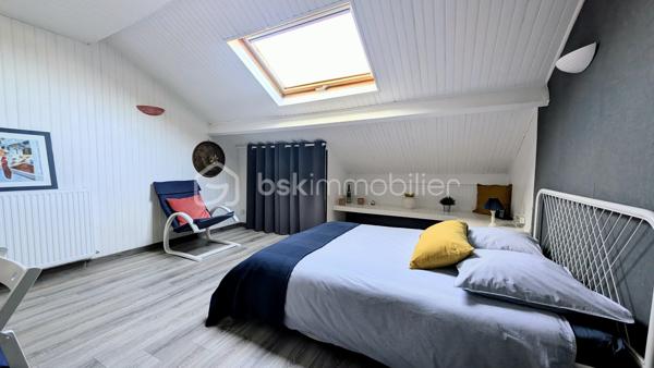 Je vous emmène à Giberville, dans un quartier résidentiel paisible, de ceux où l’on se sent bien dès les premiers pas.

Ici, le calme est réel, les commerces sont proches, et la vie s’organise sans contrainte.
Cette maison a vu le jour en 1972.
Mais elle n’est pas restée figée dans le temps.
Elle a évolué, été entretenue, améliorée avec soin, au fil des années et des familles qui l’ont habitée.
Aujourd’hui, elle propose 153 m² habitables, une maison saine, lumineuse, avec une superbe économie d'énergie, pensée pour durer

La superbe cuisine, entièrement refaite récemment, s’ouvre naturellement sur la terrasse plein Est.

On imagine les portes ouvertes aux beaux jours, les repas qui s’étirent, le jardin comme prolongement de la maison.
Le séjour, avec sa cheminée, profite d’une double exposition sud et ouest.
La lumière accompagne chaque moment de la journée et le grand balcon d’angle offre une vraie continuité entre intérieur et extérieur.

Les 3 chambres du rez-de-chaussée accueillent la vie de famille avec simplicité et confort, complétées par une salle de bain avec douche et baignoire, et des toilettes indépendantes.

De très belles chambres, aux surfaces généreuses : une de 22 m² habitables, une autre de 16 m², ainsi qu’un espace nuit supplémentaire, aujourd’hui ouvert, qui apporte une vraie fluidité et un sentiment d’espace. 
Une salle d'eau avec WC intégré est également présente.

Cet étage est parfaitement fonctionnel tel qu’il est.
Et pour ceux qui aiment anticiper l’avenir, les volumes permettent, sans contrainte, d’envisager une chambre supplémentaire ou une suite parentale, selon les projets et les envies .

Le sous-sol complet est un véritable atout.
On y trouve un très grand garage, capable d’accueillir plusieurs véhicules, mais aussi une buanderie, une cave, un atelier, et même une douche avec WC.
Un espace polyvalent, pratique, qui simplifie vraiment le quotidien .

Côté confort, la maison est particulièrement performante.
Très bien isolée, équipée d’une pompe à chaleur haut de gamme installée en 2020, elle affiche un DPE B, un niveau rare pour une maison de cette époque.

Ici, pas de gros travaux à prévoir.
Simplement remettre les murs à votre image, et éventuellement moderniser la salle de bain si elle ne correspond pas à vos goûts.

Cette maison n’est pas une maison que l’on visite à la va-vite.

C’est une maison que l’on ressent.
Une maison équilibrée, chaleureuse, prête à accueillir une nouvelle histoire… peut-être la vôtre ..