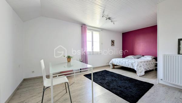 Je vous emmène à Giberville, dans un quartier résidentiel paisible, de ceux où l’on se sent bien dès les premiers pas.

Ici, le calme est réel, les commerces sont proches, et la vie s’organise sans contrainte.
Cette maison a vu le jour en 1972.
Mais elle n’est pas restée figée dans le temps.
Elle a évolué, été entretenue, améliorée avec soin, au fil des années et des familles qui l’ont habitée.
Aujourd’hui, elle propose 153 m² habitables, une maison saine, lumineuse, avec une superbe économie d'énergie, pensée pour durer

La superbe cuisine, entièrement refaite récemment, s’ouvre naturellement sur la terrasse plein Est.

On imagine les portes ouvertes aux beaux jours, les repas qui s’étirent, le jardin comme prolongement de la maison.
Le séjour, avec sa cheminée, profite d’une double exposition sud et ouest.
La lumière accompagne chaque moment de la journée et le grand balcon d’angle offre une vraie continuité entre intérieur et extérieur.

Les 3 chambres du rez-de-chaussée accueillent la vie de famille avec simplicité et confort, complétées par une salle de bain avec douche et baignoire, et des toilettes indépendantes.

De très belles chambres, aux surfaces généreuses : une de 22 m² habitables, une autre de 16 m², ainsi qu’un espace nuit supplémentaire, aujourd’hui ouvert, qui apporte une vraie fluidité et un sentiment d’espace. 
Une salle d'eau avec WC intégré est également présente.

Cet étage est parfaitement fonctionnel tel qu’il est.
Et pour ceux qui aiment anticiper l’avenir, les volumes permettent, sans contrainte, d’envisager une chambre supplémentaire ou une suite parentale, selon les projets et les envies .

Le sous-sol complet est un véritable atout.
On y trouve un très grand garage, capable d’accueillir plusieurs véhicules, mais aussi une buanderie, une cave, un atelier, et même une douche avec WC.
Un espace polyvalent, pratique, qui simplifie vraiment le quotidien .

Côté confort, la maison est particulièrement performante.
Très bien isolée, équipée d’une pompe à chaleur haut de gamme installée en 2020, elle affiche un DPE B, un niveau rare pour une maison de cette époque.

Ici, pas de gros travaux à prévoir.
Simplement remettre les murs à votre image, et éventuellement moderniser la salle de bain si elle ne correspond pas à vos goûts.

Cette maison n’est pas une maison que l’on visite à la va-vite.

C’est une maison que l’on ressent.
Une maison équilibrée, chaleureuse, prête à accueillir une nouvelle histoire… peut-être la vôtre ..