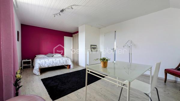 Je vous emmène à Giberville, dans un quartier résidentiel paisible, de ceux où l’on se sent bien dès les premiers pas.

Ici, le calme est réel, les commerces sont proches, et la vie s’organise sans contrainte.
Cette maison a vu le jour en 1972.
Mais elle n’est pas restée figée dans le temps.
Elle a évolué, été entretenue, améliorée avec soin, au fil des années et des familles qui l’ont habitée.
Aujourd’hui, elle propose 153 m² habitables, une maison saine, lumineuse, avec une superbe économie d'énergie, pensée pour durer

La superbe cuisine, entièrement refaite récemment, s’ouvre naturellement sur la terrasse plein Est.

On imagine les portes ouvertes aux beaux jours, les repas qui s’étirent, le jardin comme prolongement de la maison.
Le séjour, avec sa cheminée, profite d’une double exposition sud et ouest.
La lumière accompagne chaque moment de la journée et le grand balcon d’angle offre une vraie continuité entre intérieur et extérieur.

Les 3 chambres du rez-de-chaussée accueillent la vie de famille avec simplicité et confort, complétées par une salle de bain avec douche et baignoire, et des toilettes indépendantes.

De très belles chambres, aux surfaces généreuses : une de 22 m² habitables, une autre de 16 m², ainsi qu’un espace nuit supplémentaire, aujourd’hui ouvert, qui apporte une vraie fluidité et un sentiment d’espace. 
Une salle d'eau avec WC intégré est également présente.

Cet étage est parfaitement fonctionnel tel qu’il est.
Et pour ceux qui aiment anticiper l’avenir, les volumes permettent, sans contrainte, d’envisager une chambre supplémentaire ou une suite parentale, selon les projets et les envies .

Le sous-sol complet est un véritable atout.
On y trouve un très grand garage, capable d’accueillir plusieurs véhicules, mais aussi une buanderie, une cave, un atelier, et même une douche avec WC.
Un espace polyvalent, pratique, qui simplifie vraiment le quotidien .

Côté confort, la maison est particulièrement performante.
Très bien isolée, équipée d’une pompe à chaleur haut de gamme installée en 2020, elle affiche un DPE B, un niveau rare pour une maison de cette époque.

Ici, pas de gros travaux à prévoir.
Simplement remettre les murs à votre image, et éventuellement moderniser la salle de bain si elle ne correspond pas à vos goûts.

Cette maison n’est pas une maison que l’on visite à la va-vite.

C’est une maison que l’on ressent.
Une maison équilibrée, chaleureuse, prête à accueillir une nouvelle histoire… peut-être la vôtre ..