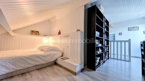 Je vous emmène à Giberville, dans un quartier résidentiel paisible, de ceux où l’on se sent bien dès les premiers pas.

Ici, le calme est réel, les commerces sont proches, et la vie s’organise sans contrainte.
Cette maison a vu le jour en 1972.
Mais elle n’est pas restée figée dans le temps.
Elle a évolué, été entretenue, améliorée avec soin, au fil des années et des familles qui l’ont habitée.
Aujourd’hui, elle propose 153 m² habitables, une maison saine, lumineuse, avec une superbe économie d'énergie, pensée pour durer

La superbe cuisine, entièrement refaite récemment, s’ouvre naturellement sur la terrasse plein Est.

On imagine les portes ouvertes aux beaux jours, les repas qui s’étirent, le jardin comme prolongement de la maison.
Le séjour, avec sa cheminée, profite d’une double exposition sud et ouest.
La lumière accompagne chaque moment de la journée et le grand balcon d’angle offre une vraie continuité entre intérieur et extérieur.

Les 3 chambres du rez-de-chaussée accueillent la vie de famille avec simplicité et confort, complétées par une salle de bain avec douche et baignoire, et des toilettes indépendantes.

De très belles chambres, aux surfaces généreuses : une de 22 m² habitables, une autre de 16 m², ainsi qu’un espace nuit supplémentaire, aujourd’hui ouvert, qui apporte une vraie fluidité et un sentiment d’espace. 
Une salle d'eau avec WC intégré est également présente.

Cet étage est parfaitement fonctionnel tel qu’il est.
Et pour ceux qui aiment anticiper l’avenir, les volumes permettent, sans contrainte, d’envisager une chambre supplémentaire ou une suite parentale, selon les projets et les envies .

Le sous-sol complet est un véritable atout.
On y trouve un très grand garage, capable d’accueillir plusieurs véhicules, mais aussi une buanderie, une cave, un atelier, et même une douche avec WC.
Un espace polyvalent, pratique, qui simplifie vraiment le quotidien .

Côté confort, la maison est particulièrement performante.
Très bien isolée, équipée d’une pompe à chaleur haut de gamme installée en 2020, elle affiche un DPE B, un niveau rare pour une maison de cette époque.

Ici, pas de gros travaux à prévoir.
Simplement remettre les murs à votre image, et éventuellement moderniser la salle de bain si elle ne correspond pas à vos goûts.

Cette maison n’est pas une maison que l’on visite à la va-vite.

C’est une maison que l’on ressent.
Une maison équilibrée, chaleureuse, prête à accueillir une nouvelle histoire… peut-être la vôtre ..