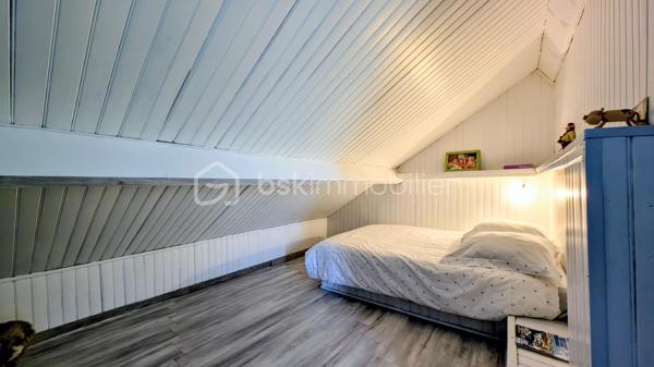 Je vous emmène à Giberville, dans un quartier résidentiel paisible, de ceux où l’on se sent bien dès les premiers pas.

Ici, le calme est réel, les commerces sont proches, et la vie s’organise sans contrainte.
Cette maison a vu le jour en 1972.
Mais elle n’est pas restée figée dans le temps.
Elle a évolué, été entretenue, améliorée avec soin, au fil des années et des familles qui l’ont habitée.
Aujourd’hui, elle propose 153 m² habitables, une maison saine, lumineuse, avec une superbe économie d'énergie, pensée pour durer

La superbe cuisine, entièrement refaite récemment, s’ouvre naturellement sur la terrasse plein Est.

On imagine les portes ouvertes aux beaux jours, les repas qui s’étirent, le jardin comme prolongement de la maison.
Le séjour, avec sa cheminée, profite d’une double exposition sud et ouest.
La lumière accompagne chaque moment de la journée et le grand balcon d’angle offre une vraie continuité entre intérieur et extérieur.

Les 3 chambres du rez-de-chaussée accueillent la vie de famille avec simplicité et confort, complétées par une salle de bain avec douche et baignoire, et des toilettes indépendantes.

De très belles chambres, aux surfaces généreuses : une de 22 m² habitables, une autre de 16 m², ainsi qu’un espace nuit supplémentaire, aujourd’hui ouvert, qui apporte une vraie fluidité et un sentiment d’espace. 
Une salle d'eau avec WC intégré est également présente.

Cet étage est parfaitement fonctionnel tel qu’il est.
Et pour ceux qui aiment anticiper l’avenir, les volumes permettent, sans contrainte, d’envisager une chambre supplémentaire ou une suite parentale, selon les projets et les envies .

Le sous-sol complet est un véritable atout.
On y trouve un très grand garage, capable d’accueillir plusieurs véhicules, mais aussi une buanderie, une cave, un atelier, et même une douche avec WC.
Un espace polyvalent, pratique, qui simplifie vraiment le quotidien .

Côté confort, la maison est particulièrement performante.
Très bien isolée, équipée d’une pompe à chaleur haut de gamme installée en 2020, elle affiche un DPE B, un niveau rare pour une maison de cette époque.

Ici, pas de gros travaux à prévoir.
Simplement remettre les murs à votre image, et éventuellement moderniser la salle de bain si elle ne correspond pas à vos goûts.

Cette maison n’est pas une maison que l’on visite à la va-vite.

C’est une maison que l’on ressent.
Une maison équilibrée, chaleureuse, prête à accueillir une nouvelle histoire… peut-être la vôtre ..