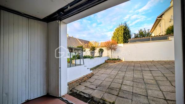 Je vous emmène à Giberville, dans un quartier résidentiel paisible, de ceux où l’on se sent bien dès les premiers pas.

Ici, le calme est réel, les commerces sont proches, et la vie s’organise sans contrainte.
Cette maison a vu le jour en 1972.
Mais elle n’est pas restée figée dans le temps.
Elle a évolué, été entretenue, améliorée avec soin, au fil des années et des familles qui l’ont habitée.
Aujourd’hui, elle propose 153 m² habitables, une maison saine, lumineuse, avec une superbe économie d'énergie, pensée pour durer

La superbe cuisine, entièrement refaite récemment, s’ouvre naturellement sur la terrasse plein Est.

On imagine les portes ouvertes aux beaux jours, les repas qui s’étirent, le jardin comme prolongement de la maison.
Le séjour, avec sa cheminée, profite d’une double exposition sud et ouest.
La lumière accompagne chaque moment de la journée et le grand balcon d’angle offre une vraie continuité entre intérieur et extérieur.

Les 3 chambres du rez-de-chaussée accueillent la vie de famille avec simplicité et confort, complétées par une salle de bain avec douche et baignoire, et des toilettes indépendantes.

De très belles chambres, aux surfaces généreuses : une de 22 m² habitables, une autre de 16 m², ainsi qu’un espace nuit supplémentaire, aujourd’hui ouvert, qui apporte une vraie fluidité et un sentiment d’espace. 
Une salle d'eau avec WC intégré est également présente.

Cet étage est parfaitement fonctionnel tel qu’il est.
Et pour ceux qui aiment anticiper l’avenir, les volumes permettent, sans contrainte, d’envisager une chambre supplémentaire ou une suite parentale, selon les projets et les envies .

Le sous-sol complet est un véritable atout.
On y trouve un très grand garage, capable d’accueillir plusieurs véhicules, mais aussi une buanderie, une cave, un atelier, et même une douche avec WC.
Un espace polyvalent, pratique, qui simplifie vraiment le quotidien .

Côté confort, la maison est particulièrement performante.
Très bien isolée, équipée d’une pompe à chaleur haut de gamme installée en 2020, elle affiche un DPE B, un niveau rare pour une maison de cette époque.

Ici, pas de gros travaux à prévoir.
Simplement remettre les murs à votre image, et éventuellement moderniser la salle de bain si elle ne correspond pas à vos goûts.

Cette maison n’est pas une maison que l’on visite à la va-vite.

C’est une maison que l’on ressent.
Une maison équilibrée, chaleureuse, prête à accueillir une nouvelle histoire… peut-être la vôtre ..