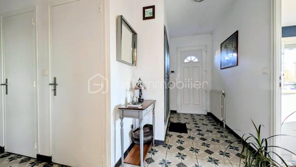 Je vous emmène à Giberville, dans un quartier résidentiel paisible, de ceux où l’on se sent bien dès les premiers pas.

Ici, le calme est réel, les commerces sont proches, et la vie s’organise sans contrainte.
Cette maison a vu le jour en 1972.
Mais elle n’est pas restée figée dans le temps.
Elle a évolué, été entretenue, améliorée avec soin, au fil des années et des familles qui l’ont habitée.
Aujourd’hui, elle propose 153 m² habitables, une maison saine, lumineuse, avec une superbe économie d'énergie, pensée pour durer

La superbe cuisine, entièrement refaite récemment, s’ouvre naturellement sur la terrasse plein Est.

On imagine les portes ouvertes aux beaux jours, les repas qui s’étirent, le jardin comme prolongement de la maison.
Le séjour, avec sa cheminée, profite d’une double exposition sud et ouest.
La lumière accompagne chaque moment de la journée et le grand balcon d’angle offre une vraie continuité entre intérieur et extérieur.

Les 3 chambres du rez-de-chaussée accueillent la vie de famille avec simplicité et confort, complétées par une salle de bain avec douche et baignoire, et des toilettes indépendantes.

De très belles chambres, aux surfaces généreuses : une de 22 m² habitables, une autre de 16 m², ainsi qu’un espace nuit supplémentaire, aujourd’hui ouvert, qui apporte une vraie fluidité et un sentiment d’espace. 
Une salle d'eau avec WC intégré est également présente.

Cet étage est parfaitement fonctionnel tel qu’il est.
Et pour ceux qui aiment anticiper l’avenir, les volumes permettent, sans contrainte, d’envisager une chambre supplémentaire ou une suite parentale, selon les projets et les envies .

Le sous-sol complet est un véritable atout.
On y trouve un très grand garage, capable d’accueillir plusieurs véhicules, mais aussi une buanderie, une cave, un atelier, et même une douche avec WC.
Un espace polyvalent, pratique, qui simplifie vraiment le quotidien .

Côté confort, la maison est particulièrement performante.
Très bien isolée, équipée d’une pompe à chaleur haut de gamme installée en 2020, elle affiche un DPE B, un niveau rare pour une maison de cette époque.

Ici, pas de gros travaux à prévoir.
Simplement remettre les murs à votre image, et éventuellement moderniser la salle de bain si elle ne correspond pas à vos goûts.

Cette maison n’est pas une maison que l’on visite à la va-vite.

C’est une maison que l’on ressent.
Une maison équilibrée, chaleureuse, prête à accueillir une nouvelle histoire… peut-être la vôtre ..