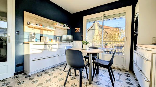 Je vous emmène à Giberville, dans un quartier résidentiel paisible, de ceux où l’on se sent bien dès les premiers pas.

Ici, le calme est réel, les commerces sont proches, et la vie s’organise sans contrainte.
Cette maison a vu le jour en 1972.
Mais elle n’est pas restée figée dans le temps.
Elle a évolué, été entretenue, améliorée avec soin, au fil des années et des familles qui l’ont habitée.
Aujourd’hui, elle propose 153 m² habitables, une maison saine, lumineuse, avec une superbe économie d'énergie, pensée pour durer

La superbe cuisine, entièrement refaite récemment, s’ouvre naturellement sur la terrasse plein Est.

On imagine les portes ouvertes aux beaux jours, les repas qui s’étirent, le jardin comme prolongement de la maison.
Le séjour, avec sa cheminée, profite d’une double exposition sud et ouest.
La lumière accompagne chaque moment de la journée et le grand balcon d’angle offre une vraie continuité entre intérieur et extérieur.

Les 3 chambres du rez-de-chaussée accueillent la vie de famille avec simplicité et confort, complétées par une salle de bain avec douche et baignoire, et des toilettes indépendantes.

De très belles chambres, aux surfaces généreuses : une de 22 m² habitables, une autre de 16 m², ainsi qu’un espace nuit supplémentaire, aujourd’hui ouvert, qui apporte une vraie fluidité et un sentiment d’espace. 
Une salle d'eau avec WC intégré est également présente.

Cet étage est parfaitement fonctionnel tel qu’il est.
Et pour ceux qui aiment anticiper l’avenir, les volumes permettent, sans contrainte, d’envisager une chambre supplémentaire ou une suite parentale, selon les projets et les envies .

Le sous-sol complet est un véritable atout.
On y trouve un très grand garage, capable d’accueillir plusieurs véhicules, mais aussi une buanderie, une cave, un atelier, et même une douche avec WC.
Un espace polyvalent, pratique, qui simplifie vraiment le quotidien .

Côté confort, la maison est particulièrement performante.
Très bien isolée, équipée d’une pompe à chaleur haut de gamme installée en 2020, elle affiche un DPE B, un niveau rare pour une maison de cette époque.

Ici, pas de gros travaux à prévoir.
Simplement remettre les murs à votre image, et éventuellement moderniser la salle de bain si elle ne correspond pas à vos goûts.

Cette maison n’est pas une maison que l’on visite à la va-vite.

C’est une maison que l’on ressent.
Une maison équilibrée, chaleureuse, prête à accueillir une nouvelle histoire… peut-être la vôtre ..
