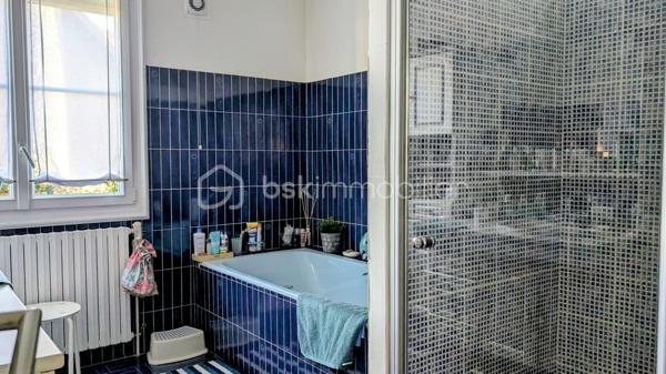 Je vous emmène à Giberville, dans un quartier résidentiel paisible, de ceux où l’on se sent bien dès les premiers pas.

Ici, le calme est réel, les commerces sont proches, et la vie s’organise sans contrainte.
Cette maison a vu le jour en 1972.
Mais elle n’est pas restée figée dans le temps.
Elle a évolué, été entretenue, améliorée avec soin, au fil des années et des familles qui l’ont habitée.
Aujourd’hui, elle propose 153 m² habitables, une maison saine, lumineuse, avec une superbe économie d'énergie, pensée pour durer

La superbe cuisine, entièrement refaite récemment, s’ouvre naturellement sur la terrasse plein Est.

On imagine les portes ouvertes aux beaux jours, les repas qui s’étirent, le jardin comme prolongement de la maison.
Le séjour, avec sa cheminée, profite d’une double exposition sud et ouest.
La lumière accompagne chaque moment de la journée et le grand balcon d’angle offre une vraie continuité entre intérieur et extérieur.

Les 3 chambres du rez-de-chaussée accueillent la vie de famille avec simplicité et confort, complétées par une salle de bain avec douche et baignoire, et des toilettes indépendantes.

De très belles chambres, aux surfaces généreuses : une de 22 m² habitables, une autre de 16 m², ainsi qu’un espace nuit supplémentaire, aujourd’hui ouvert, qui apporte une vraie fluidité et un sentiment d’espace. 
Une salle d'eau avec WC intégré est également présente.

Cet étage est parfaitement fonctionnel tel qu’il est.
Et pour ceux qui aiment anticiper l’avenir, les volumes permettent, sans contrainte, d’envisager une chambre supplémentaire ou une suite parentale, selon les projets et les envies .

Le sous-sol complet est un véritable atout.
On y trouve un très grand garage, capable d’accueillir plusieurs véhicules, mais aussi une buanderie, une cave, un atelier, et même une douche avec WC.
Un espace polyvalent, pratique, qui simplifie vraiment le quotidien .

Côté confort, la maison est particulièrement performante.
Très bien isolée, équipée d’une pompe à chaleur haut de gamme installée en 2020, elle affiche un DPE B, un niveau rare pour une maison de cette époque.

Ici, pas de gros travaux à prévoir.
Simplement remettre les murs à votre image, et éventuellement moderniser la salle de bain si elle ne correspond pas à vos goûts.

Cette maison n’est pas une maison que l’on visite à la va-vite.

C’est une maison que l’on ressent.
Une maison équilibrée, chaleureuse, prête à accueillir une nouvelle histoire… peut-être la vôtre ..