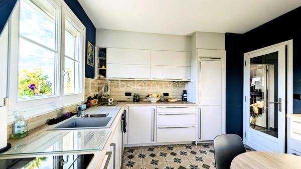 Je vous emmène à Giberville, dans un quartier résidentiel paisible, de ceux où l’on se sent bien dès les premiers pas.

Ici, le calme est réel, les commerces sont proches, et la vie s’organise sans contrainte.
Cette maison a vu le jour en 1972.
Mais elle n’est pas restée figée dans le temps.
Elle a évolué, été entretenue, améliorée avec soin, au fil des années et des familles qui l’ont habitée.
Aujourd’hui, elle propose 153 m² habitables, une maison saine, lumineuse, avec une superbe économie d'énergie, pensée pour durer

La superbe cuisine, entièrement refaite récemment, s’ouvre naturellement sur la terrasse plein Est.

On imagine les portes ouvertes aux beaux jours, les repas qui s’étirent, le jardin comme prolongement de la maison.
Le séjour, avec sa cheminée, profite d’une double exposition sud et ouest.
La lumière accompagne chaque moment de la journée et le grand balcon d’angle offre une vraie continuité entre intérieur et extérieur.

Les 3 chambres du rez-de-chaussée accueillent la vie de famille avec simplicité et confort, complétées par une salle de bain avec douche et baignoire, et des toilettes indépendantes.

De très belles chambres, aux surfaces généreuses : une de 22 m² habitables, une autre de 16 m², ainsi qu’un espace nuit supplémentaire, aujourd’hui ouvert, qui apporte une vraie fluidité et un sentiment d’espace. 
Une salle d'eau avec WC intégré est également présente.

Cet étage est parfaitement fonctionnel tel qu’il est.
Et pour ceux qui aiment anticiper l’avenir, les volumes permettent, sans contrainte, d’envisager une chambre supplémentaire ou une suite parentale, selon les projets et les envies .

Le sous-sol complet est un véritable atout.
On y trouve un très grand garage, capable d’accueillir plusieurs véhicules, mais aussi une buanderie, une cave, un atelier, et même une douche avec WC.
Un espace polyvalent, pratique, qui simplifie vraiment le quotidien .

Côté confort, la maison est particulièrement performante.
Très bien isolée, équipée d’une pompe à chaleur haut de gamme installée en 2020, elle affiche un DPE B, un niveau rare pour une maison de cette époque.

Ici, pas de gros travaux à prévoir.
Simplement remettre les murs à votre image, et éventuellement moderniser la salle de bain si elle ne correspond pas à vos goûts.

Cette maison n’est pas une maison que l’on visite à la va-vite.

C’est une maison que l’on ressent.
Une maison équilibrée, chaleureuse, prête à accueillir une nouvelle histoire… peut-être la vôtre ..