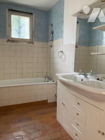 A VENDRE : Proche commerces dans la ville de SOUILLAC (LOT - 46), maison en bon état de gros oe...