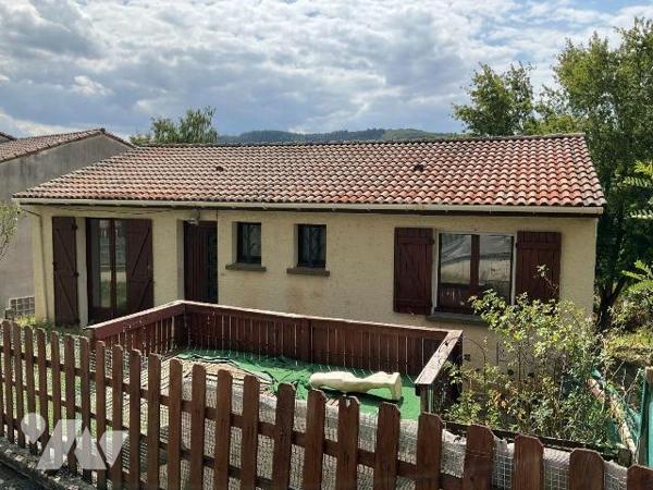 A VENDRE : Proche commerces dans la ville de SOUILLAC (LOT - 46), maison en bon état de gros oe...