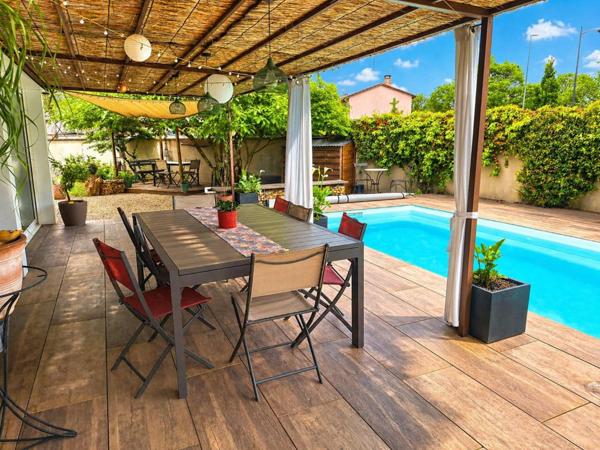 Charmante maison familiale, avec une pièce de vie chaleureuse au volume généreux, ouverte sur une véranda chauffée, véritable continuité avec la terrasse extérieure.