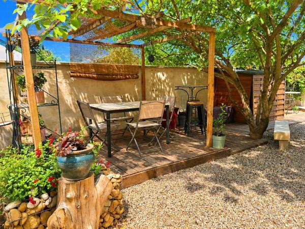 Charmante maison familiale, avec une pièce de vie chaleureuse au volume généreux, ouverte sur une véranda chauffée, véritable continuité avec la terrasse extérieure.