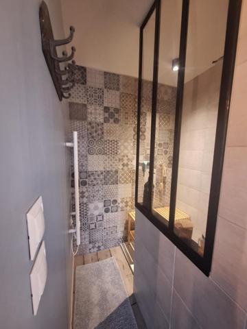 Charmante maison familiale, avec une pièce de vie chaleureuse au volume généreux, ouverte sur une véranda chauffée, véritable continuité avec la terrasse extérieure.