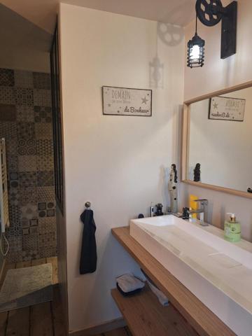 Charmante maison familiale, avec une pièce de vie chaleureuse au volume généreux, ouverte sur une véranda chauffée, véritable continuité avec la terrasse extérieure.