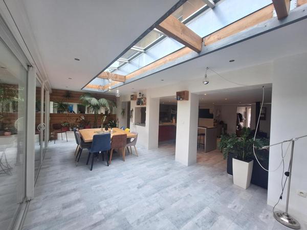 Charmante maison familiale, avec une pièce de vie chaleureuse au volume généreux, ouverte sur une véranda chauffée, véritable continuité avec la terrasse extérieure.