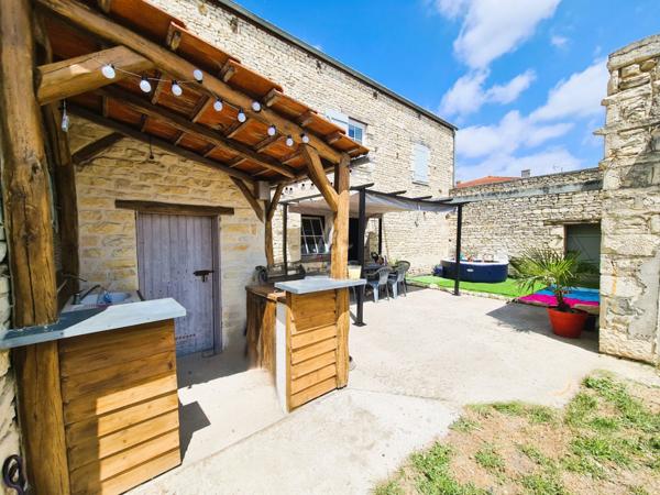 Grande maison en pierres apparentes  6 chambres  220 m² habitables  Terrain de 1060 m²