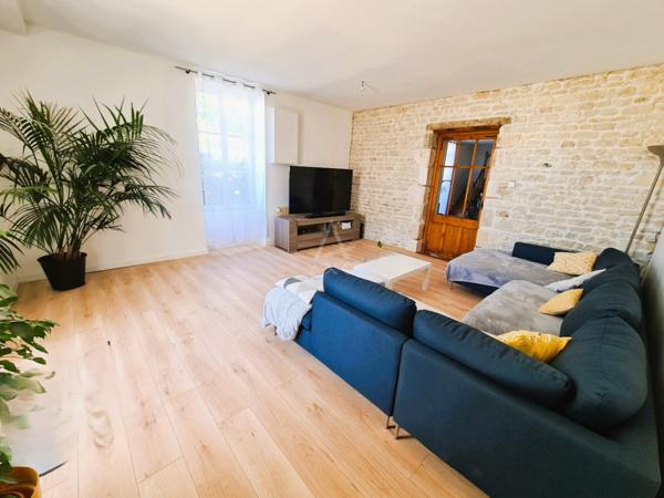 Grande maison en pierres apparentes  6 chambres  220 m² habitables  Terrain de 1060 m²