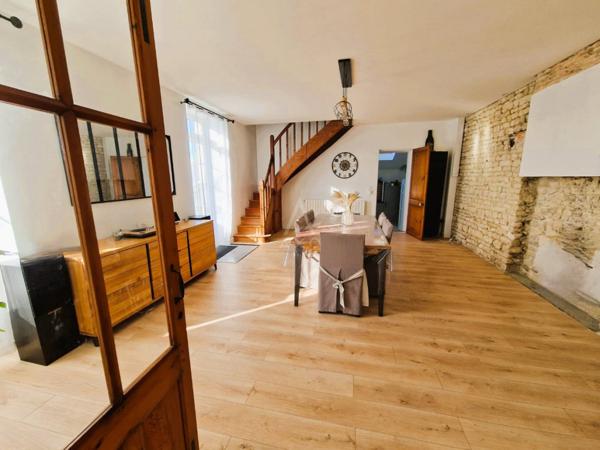 Grande maison en pierres apparentes  6 chambres  220 m² habitables  Terrain de 1060 m²