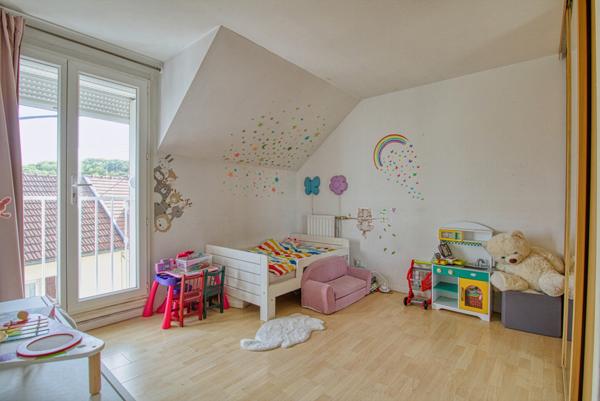 Joli pavillon lumineux bien agencé avec 4 chambres, 1 bureau et garage