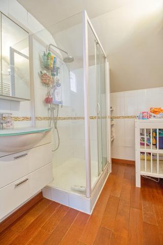 Joli pavillon lumineux bien agencé avec 4 chambres, 1 bureau et garage