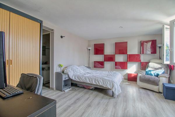 Joli pavillon lumineux bien agencé avec 4 chambres, 1 bureau et garage