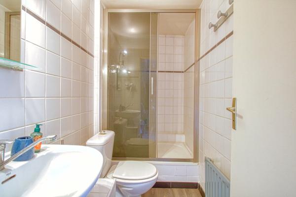 Joli pavillon lumineux bien agencé avec 4 chambres, 1 bureau et garage