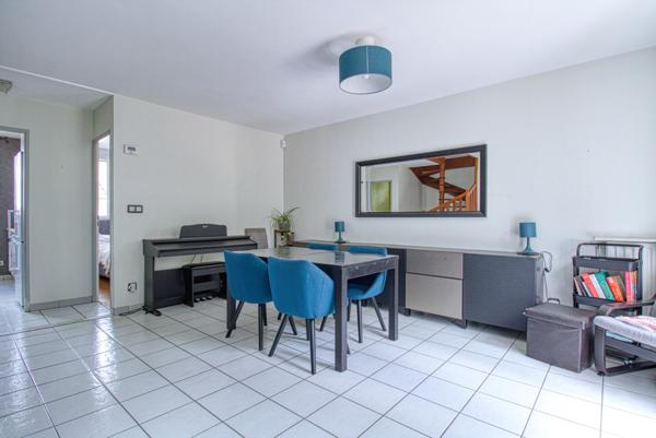 Joli pavillon lumineux bien agencé avec 4 chambres, 1 bureau et garage