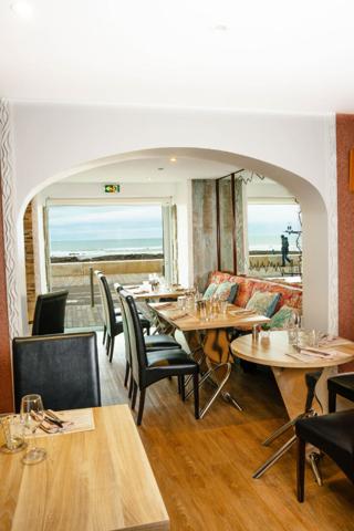 FONDS D'UN RESTAURANT FACE MER