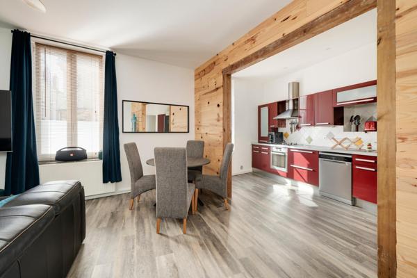 Spacieux souplex rénové de 184 m² avec terrasse-2 places de parking – Rue de Mon Désert