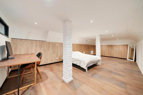 Spacieux souplex rénové de 184 m² avec terrasse-2 places de parking – Rue de Mon Désert