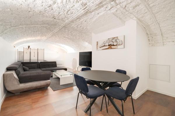 Spacieux souplex rénové de 184 m² avec terrasse-2 places de parking – Rue de Mon Désert