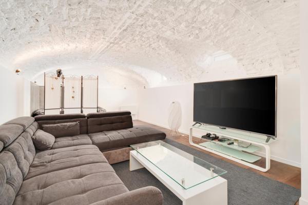 Spacieux souplex rénové de 184 m² avec terrasse-2 places de parking – Rue de Mon Désert