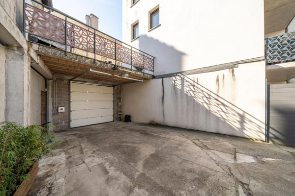 Spacieux souplex rénové de 184 m² avec terrasse-2 places de parking – Rue de Mon Désert