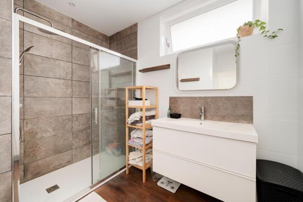 Spacieux souplex rénové de 184 m² avec terrasse-2 places de parking – Rue de Mon Désert