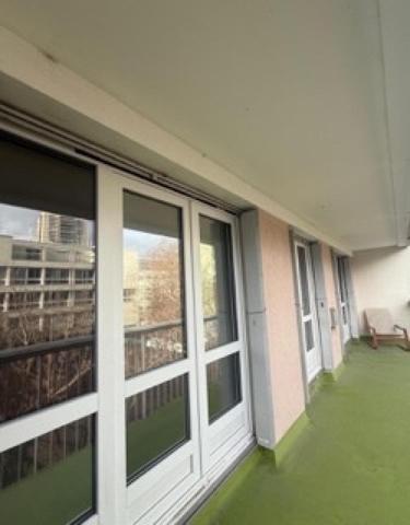 Grand T2  balcon, ascenseur, concierge Place d'Italie