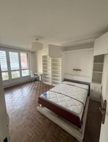 Grand T2  balcon, ascenseur, concierge Place d'Italie