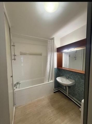 Grand T2  balcon, ascenseur, concierge Place d'Italie