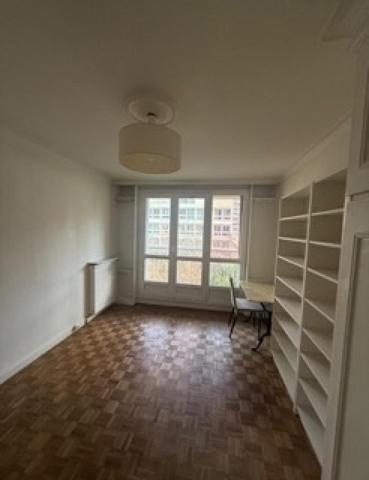 Grand T2  balcon, ascenseur, concierge Place d'Italie